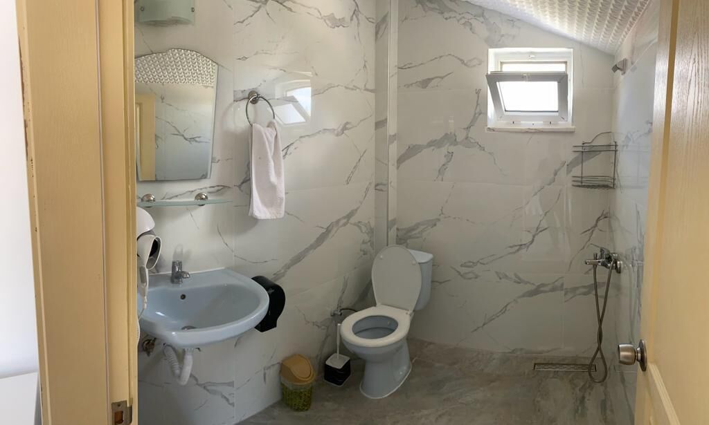 Appartamento Standard | Bagno | Doccia, asciugacapelli, asciugamani, sapone