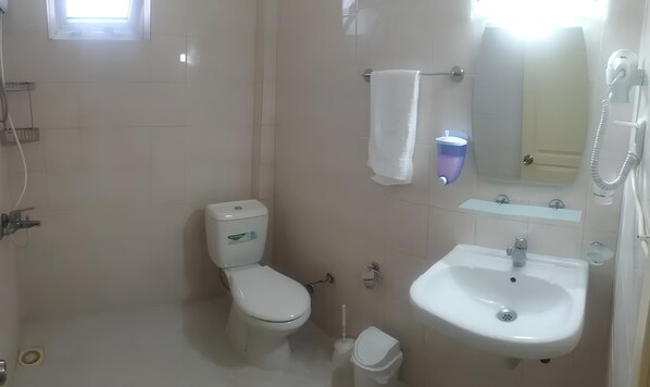 A bathroom with a toilet, sink, and shower. - Gökmen Apartments (Marmaris)