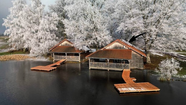 Two wooden cabins with attached docks on a calm lake, surrounded by trees with frost. - Le Fayard - Chalet with terrace (Mélisey)