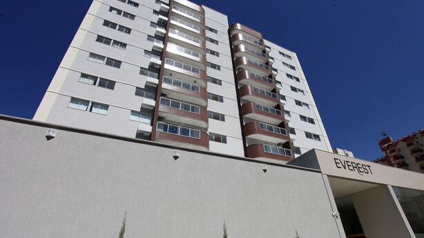 A multi-story building with a modern design, featuring a prominent 'EVEREST' sign on the facade. - Everest Flat Service (Caldas Novas)