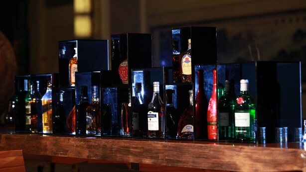 Een bar met verschillende soorten alcoholische dranken.
