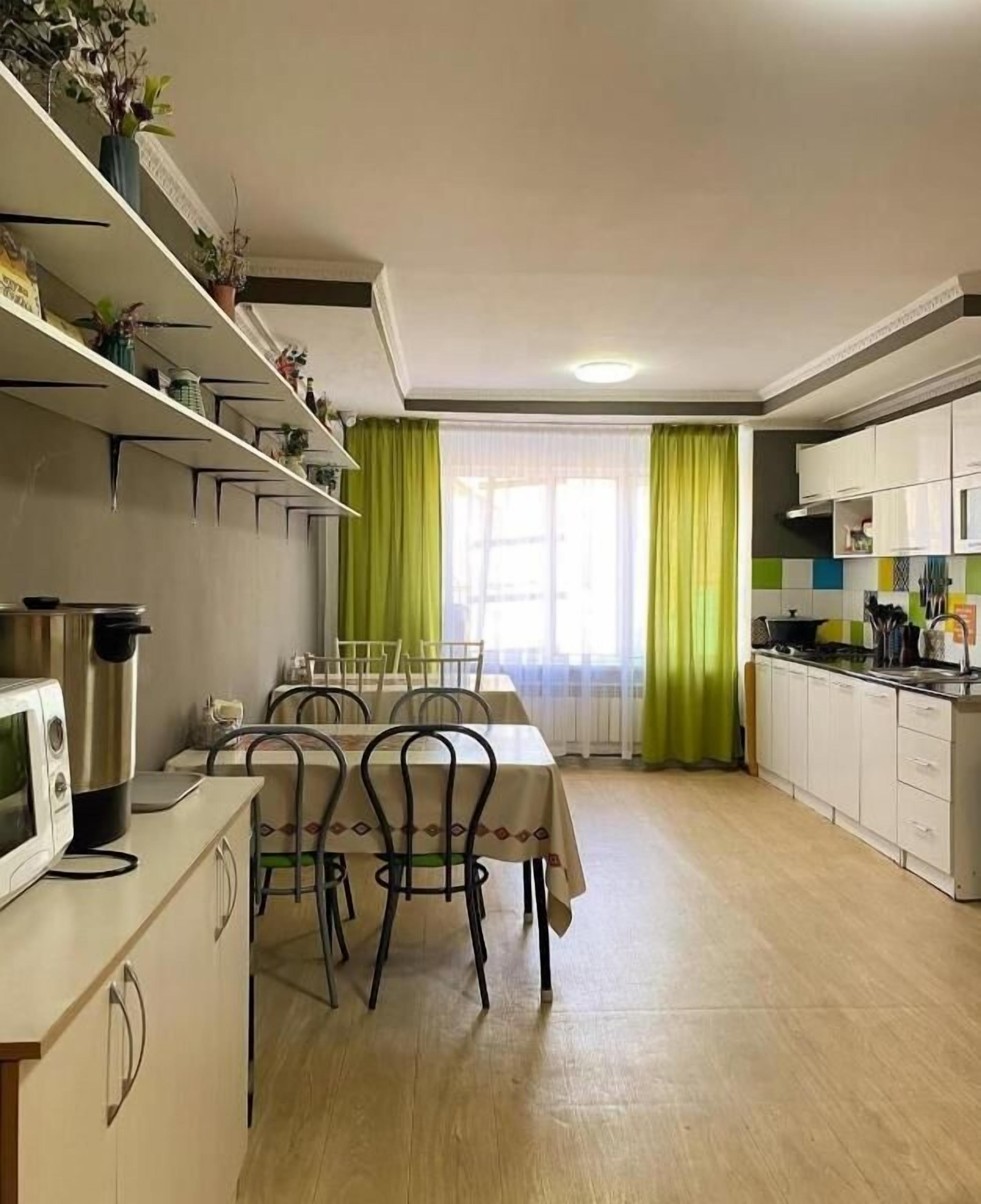 Großer Kühlschrank, Mikrowelle, Ofen, Herdplatte