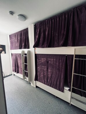 标准宿舍, 男士专用房 (bed in 4‑bed male dormitory)