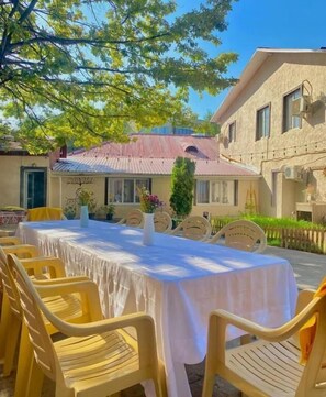 Outdoor dining - Ethno Adventure Camp (Almaty)