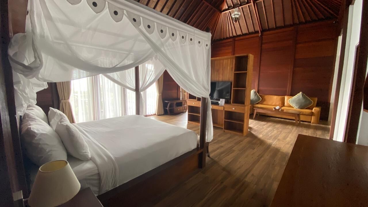 デラックス スイート キングベッド 1 台 プールビュー