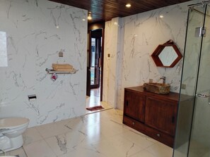 デラックス スイート ヒルビュー | バスルーム