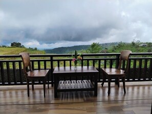 デラックス スイート ヒルビュー | 屋外ダイニングエリア