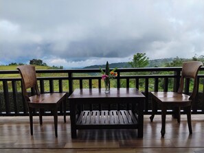 디럭스 스위트, 언덕 전망 | 야외 식당