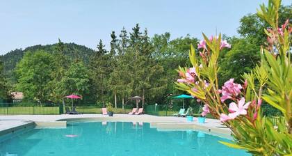 Chalet tout confort, dans un cadre verdoyant, à 10 min de Clermont Ferrand