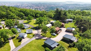 Vue aérienne d’un quartier résidentiel avec des maisons, des routes et, au loin, le paysage urbain.