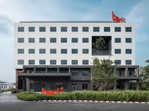 Front of property - Bedz Hotel Ban Bueng (Ban Bueng)