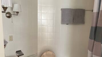 Classic Room | Bathroom