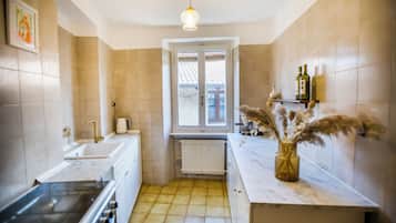 Apartment, Patio, Courtyard View | Private kitchen