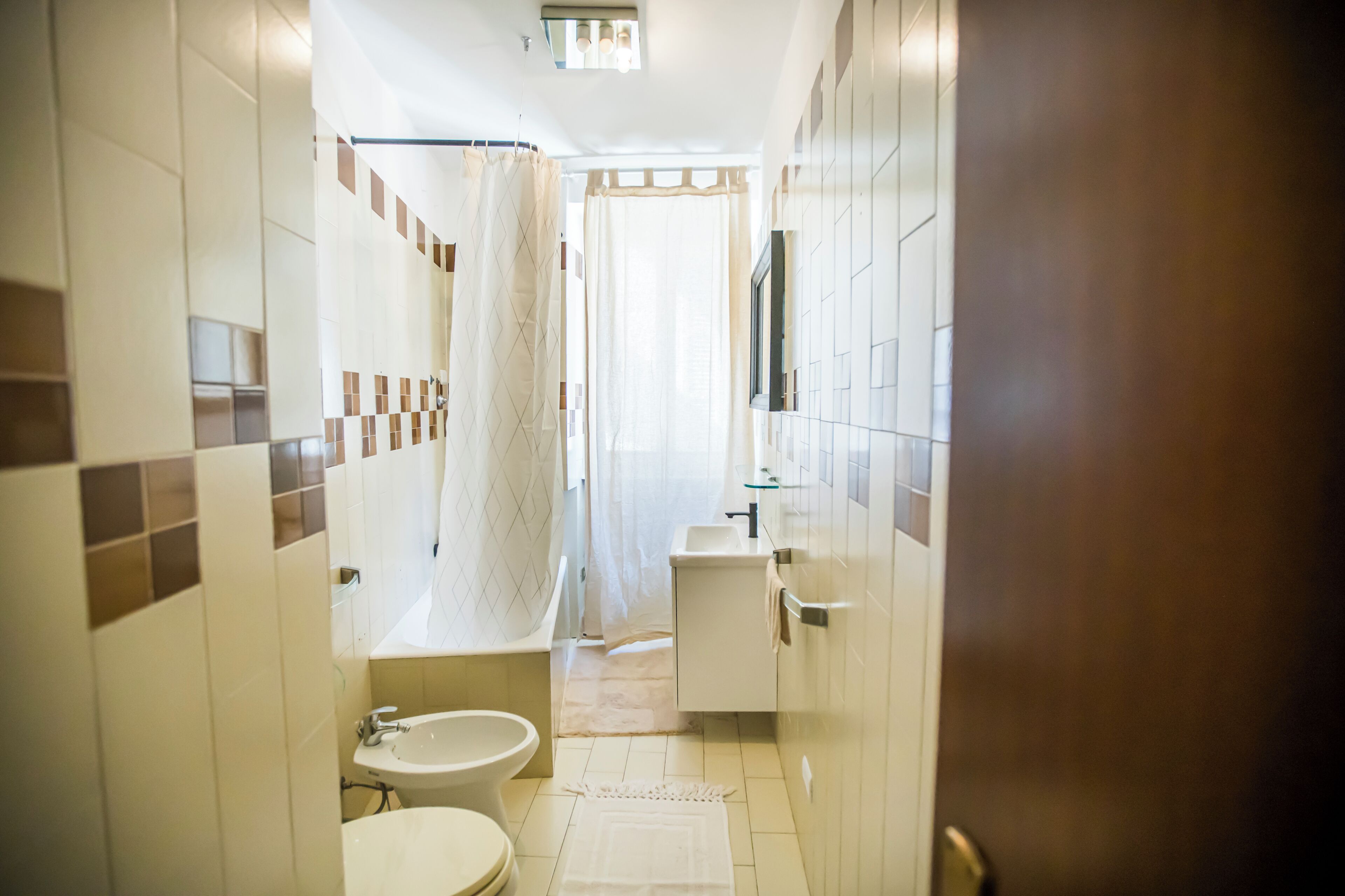 Apartment, Terrasse, Blick auf den Innenhof | Badezimmer