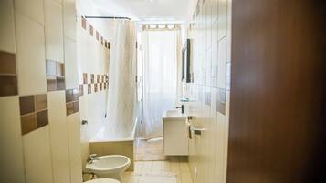 Apartment, Terrasse, Blick auf den Innenhof | Badezimmer