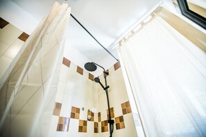 Apartment, Patio, Courtyard View | Bathroom | Shower, free toiletries, hair dryer, towels - Casa Caramello (Palanzo)