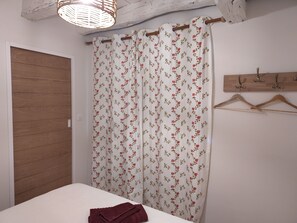 3 quartos, ferros/tábuas de passar roupa, berço de viagem