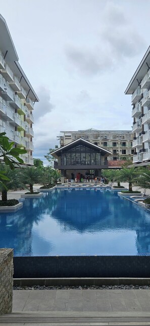 Pool - Accessible Cozy Condo Near Mactan Airport | Work remotely | Fast WiFi | Spacious (Lapu-Lapu)