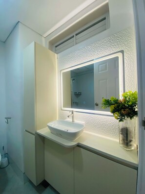 Bathroom - Accessible Cozy Condo Near Mactan Airport | Work remotely | Fast WiFi | Spacious (Lapu-Lapu)