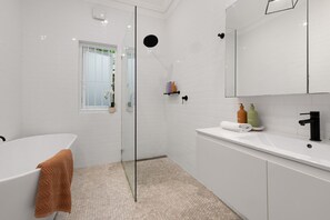 Shower, hair dryer, towels - Chic Bondi Retreat – 10 Min Walk to Beach, modern coastal style (Bondi Beach)