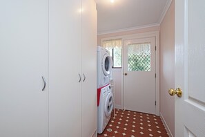 Panoramic House, Hill View | Interior - Goldfields View (Yattalunga)