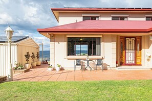 Panoramic House, Hill View | Exterior detail - Goldfields View (Yattalunga)