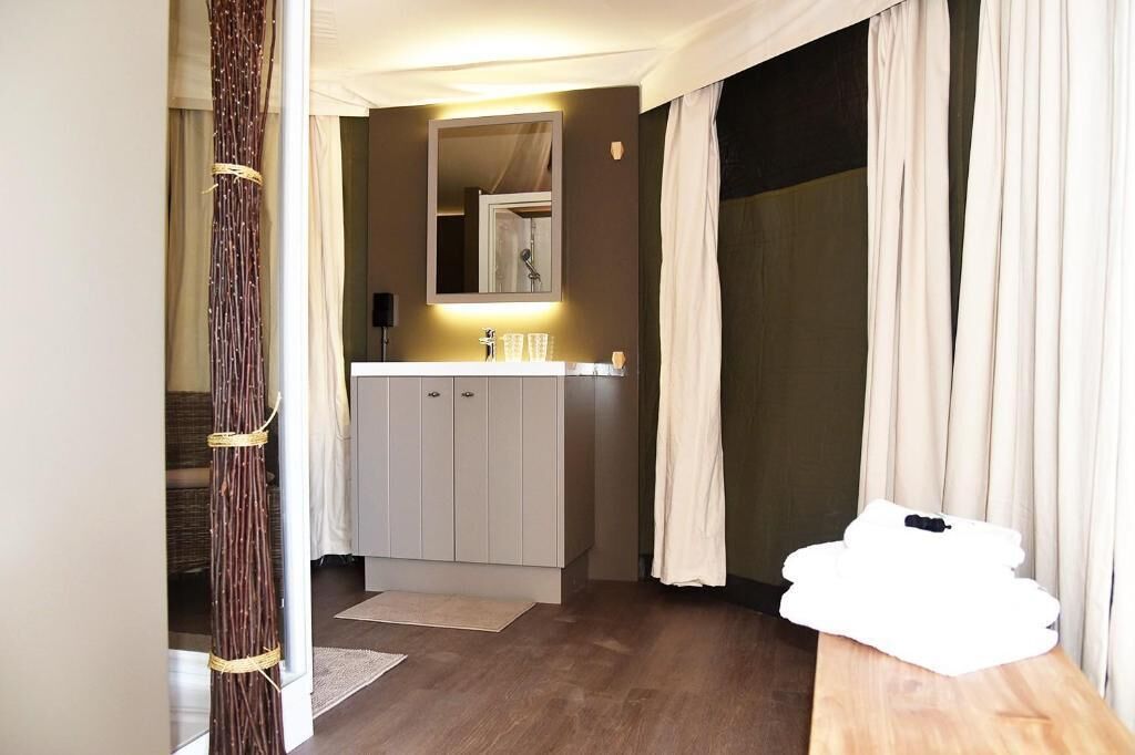 Tenda, vista collina | Bagno