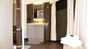 Tent, uitzicht op heuvels | Badkamer