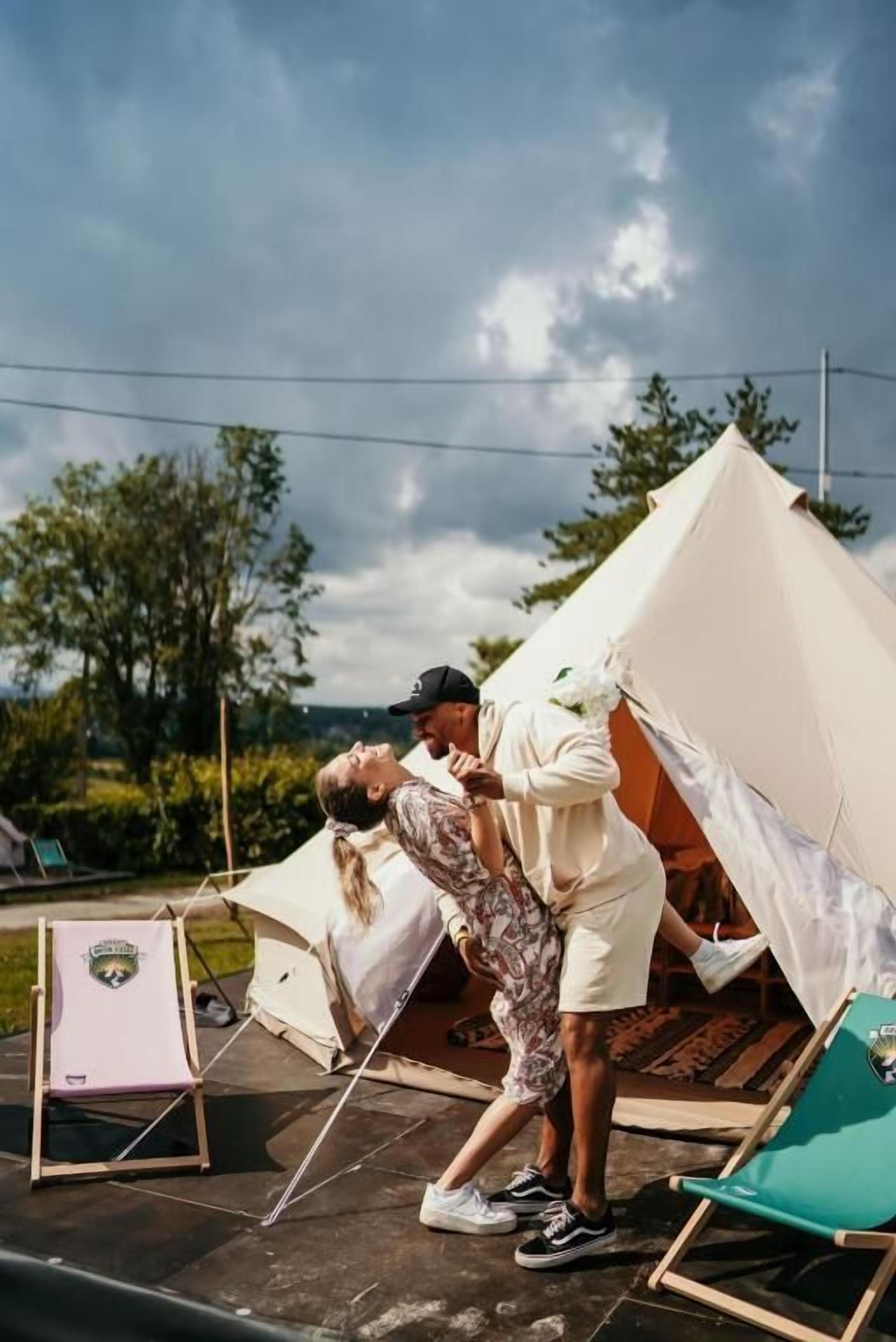 Een tent staat buiten opgezet, met een heldere lucht.