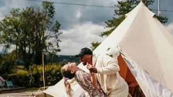 Een tent staat buiten opgezet, met een heldere lucht.