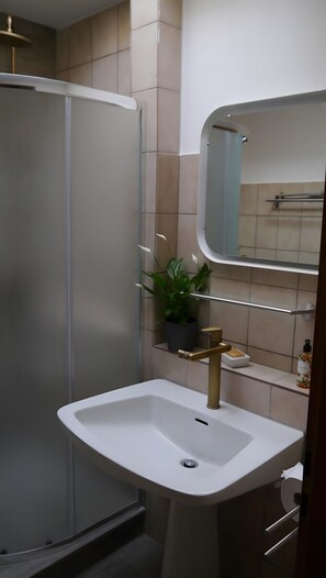 Douche, sèche-cheveux, serviettes fournies