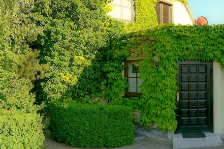 Exterior detail. Apartment 'Biburg86420' with Shared Terrace, Shared Garden and Wi-Fi