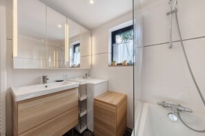 Shower, hair dryer - Chalet "Seafront" with Private Terrace, Garden and Wi-Fi (Le Verdon-sur-Mer)