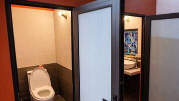 Comfort Shared Dormitory, Pool View | Bathroom