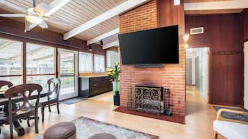 Smart TV, chimenea, videojuegos y oficina