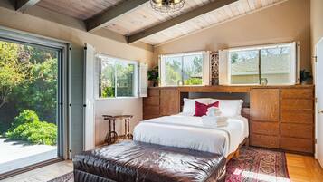 4 bedrooms, iron/ironing board, travel cot, WiFi