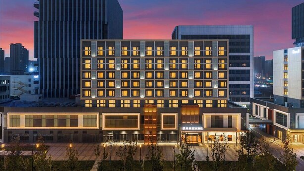 A modern hotel with a grid of rooms, a central entrance, and a courtyard. - MEHOOD LESTIE Hotel(Xi'an Xixian Wuyue Plaza Afanggong South Metro Station Store) (Xi'an)