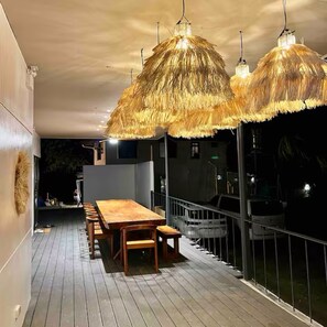 ファミリー ヴィラ ビーチビュー | 屋外ダイニングエリア