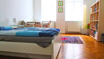 2 bedrooms, iron/ironing board, internet, bed sheets