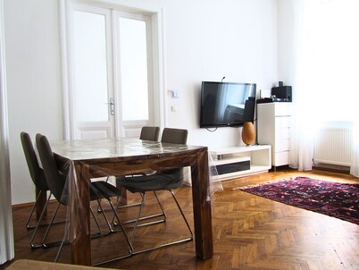 Gemütliche und großzügige Altbauwohnung in zentraler Lage