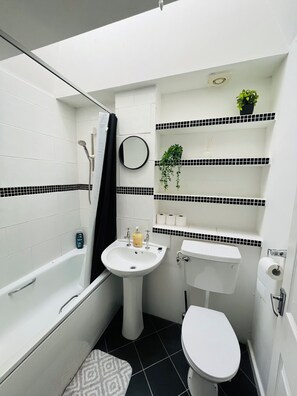 Séchoir à cheveux, serviettes fournies, savon, papier de toilette