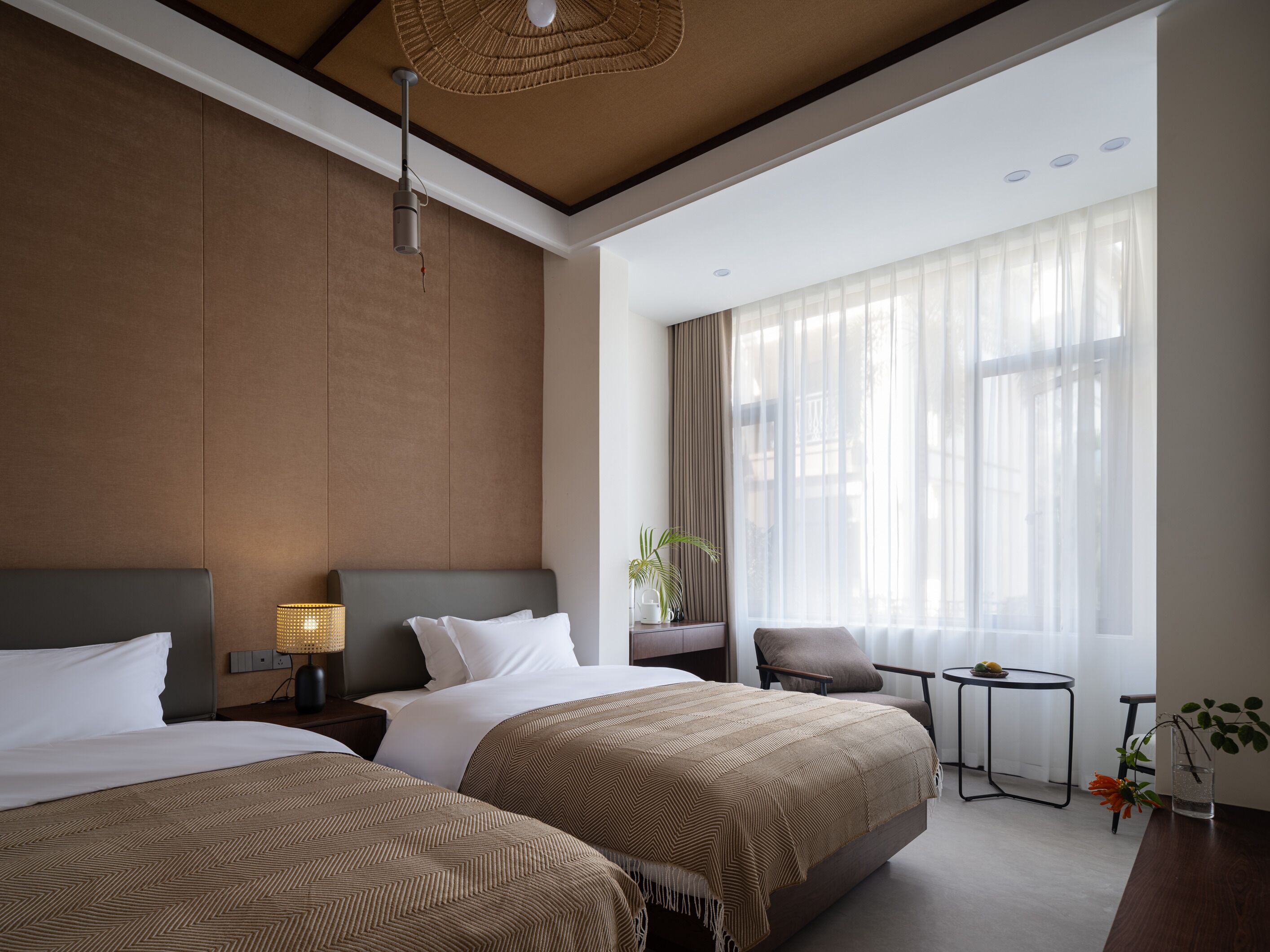 Superior Twin Room, Courtyard View | Living area