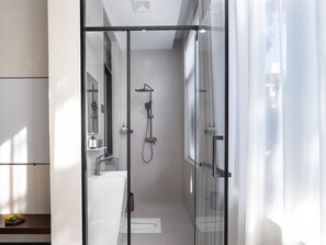 Standard Twin Room, Courtyard View | Bathroom - Jinghong Su Shu Pu Ti Homestay Hotel (Xishuangbanna Dai)