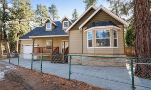 Exterior - 3-bedroom house in enjoyable Big Bear with cool mountain vibes (Big Bear)
