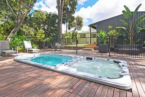 Family House | Outdoor spa tub - Home among the Gum Trees - free wine (Tea Tree Gully)