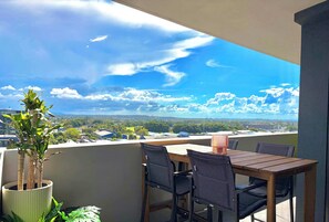 Outdoor dining - City Sunset View Newcastle, 2 Bed, 2 Bath, Parking (Wickham, Newcastle)