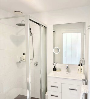 Shower, hair dryer, towels, shampoo - Newcastle Beach CBD Apartment (Newcastle)