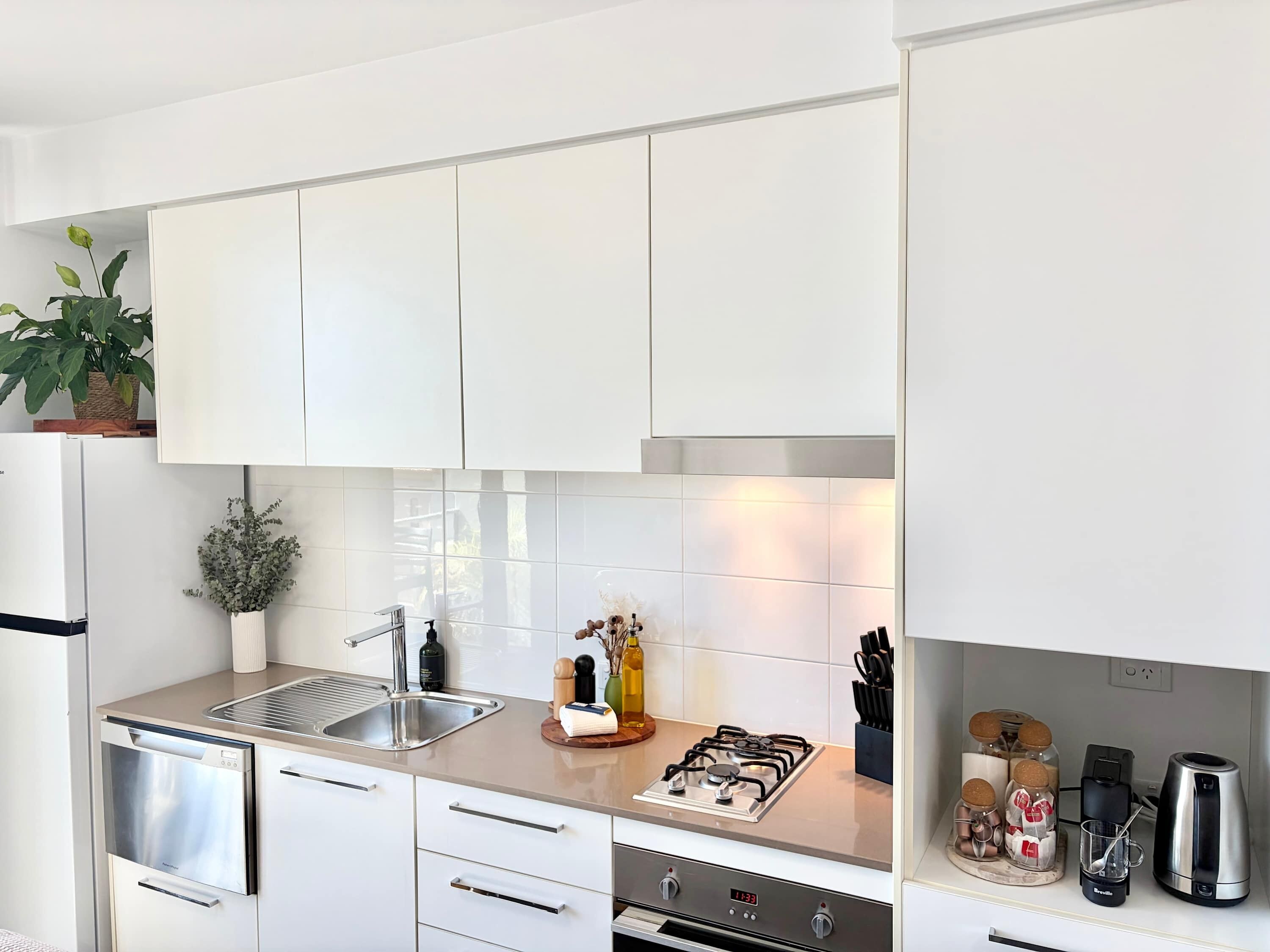 Coffee/tea maker, fridge, microwave, oven