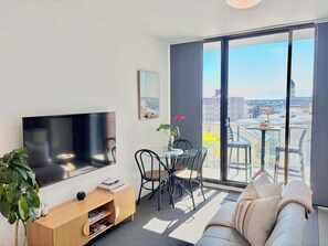 TV, stereo, offices - Newcastle Beach CBD Apartment (Newcastle)