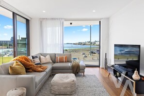TV, stereo, offices - Newcastle Harbour, 2-Apartments 4-Bed 4-Bath 2-Car (Wickham)